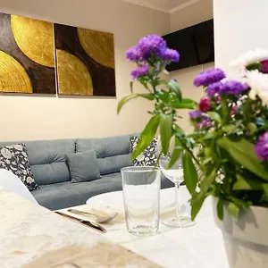 exclusive-2br-apartment-near-city-center-netflix.warsawhotelspoland.com/